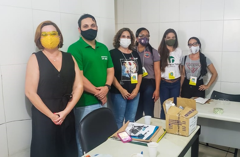 O subdefensor Pedro Bahia (2º à esq.) e a coordenadora Fabíola Pacheco (1ª à esq) acompanharam as seções para presos provisórios em Salvador