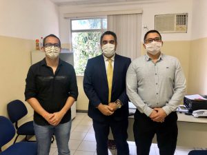Os defensores Felipe Ferreira e Rafael Vilela em vistoria na delegacia de Irecê