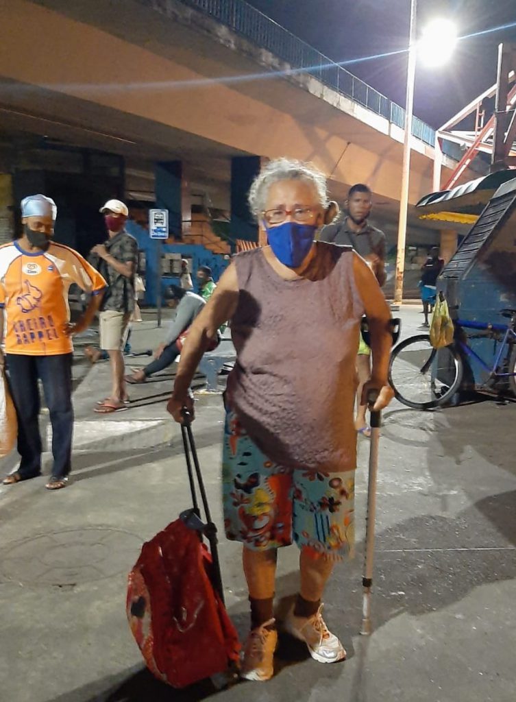 Aos 70 anos, dona Maria José vai todos os dias ao Aquidabã em busca de alimentos