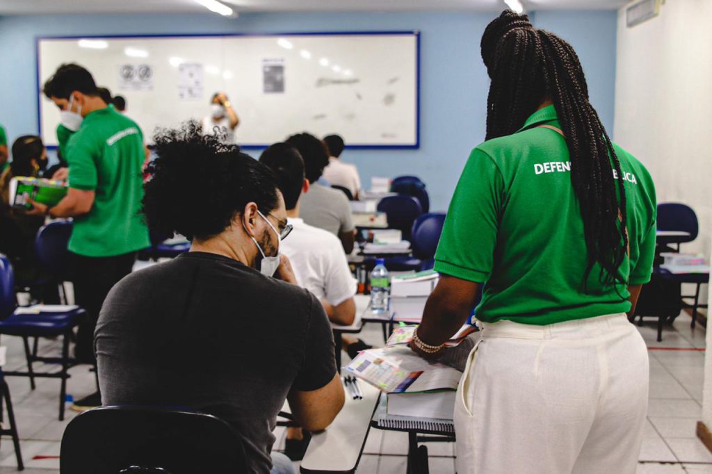 Defensora pública Analeide Leite realiza a vistoria em materiais de consulta dos candidatos | Foto: Tunísia Cores - Ascom DPE/BA