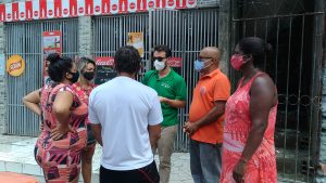 Defensor público Pedro Fialho ouve preocupações e demandas dos moradores do Tororó. Foto: Tunísia Cores - Ascom DPE/BA