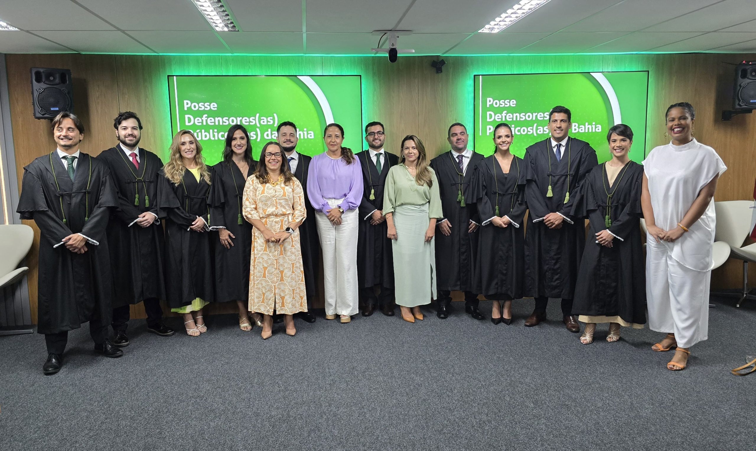 Mais 10! Novos(as) defensores(as) tomam posse