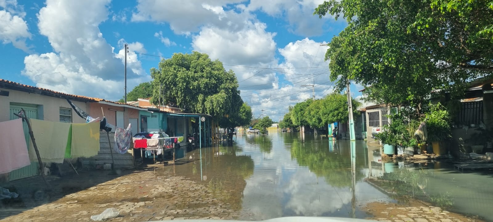 Enchentes: população atingida em Bom Jesus da Lapa recebe atendimento emergencial