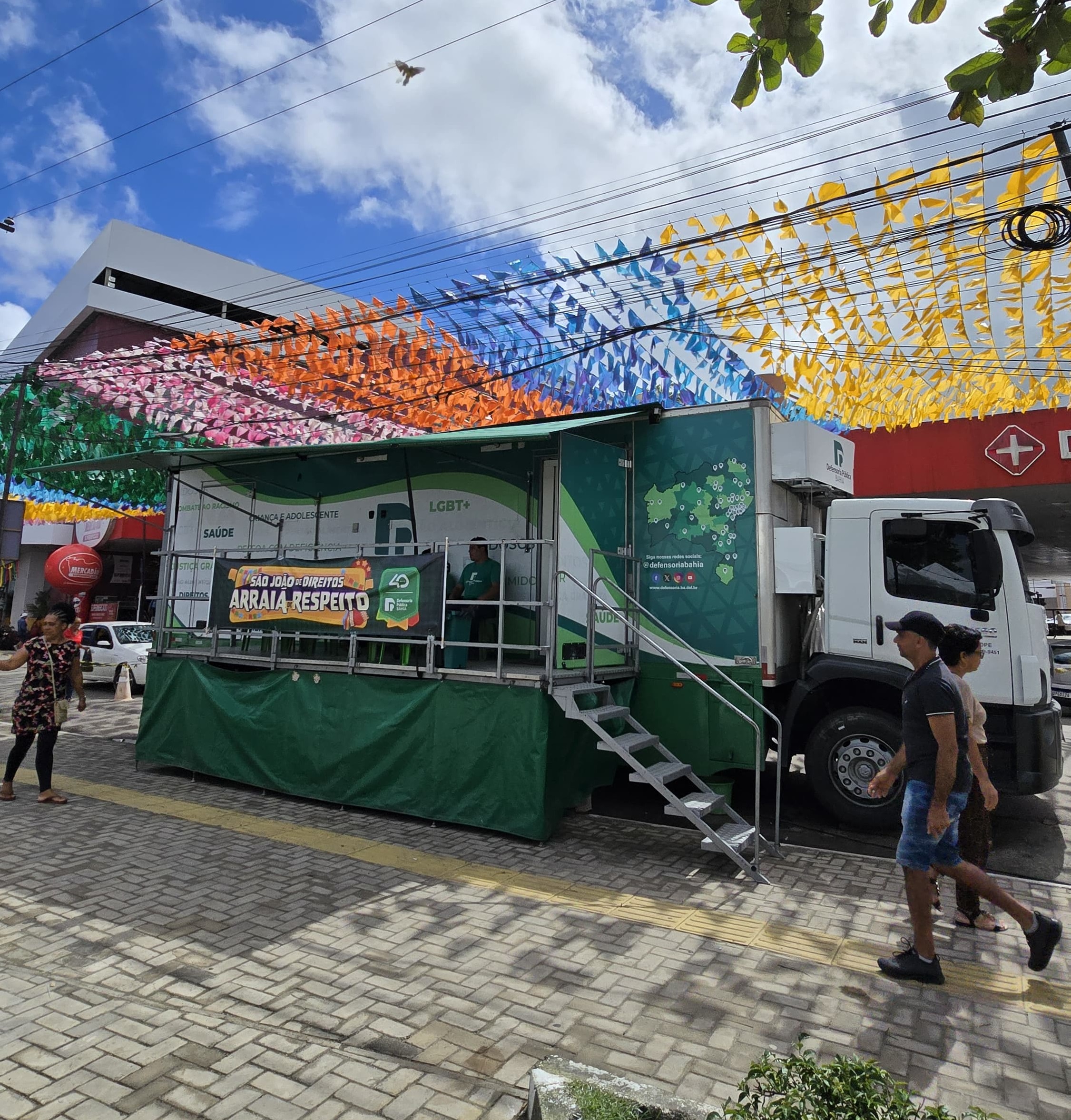 Unidade Móvel aproxima Defensoria da população no São João