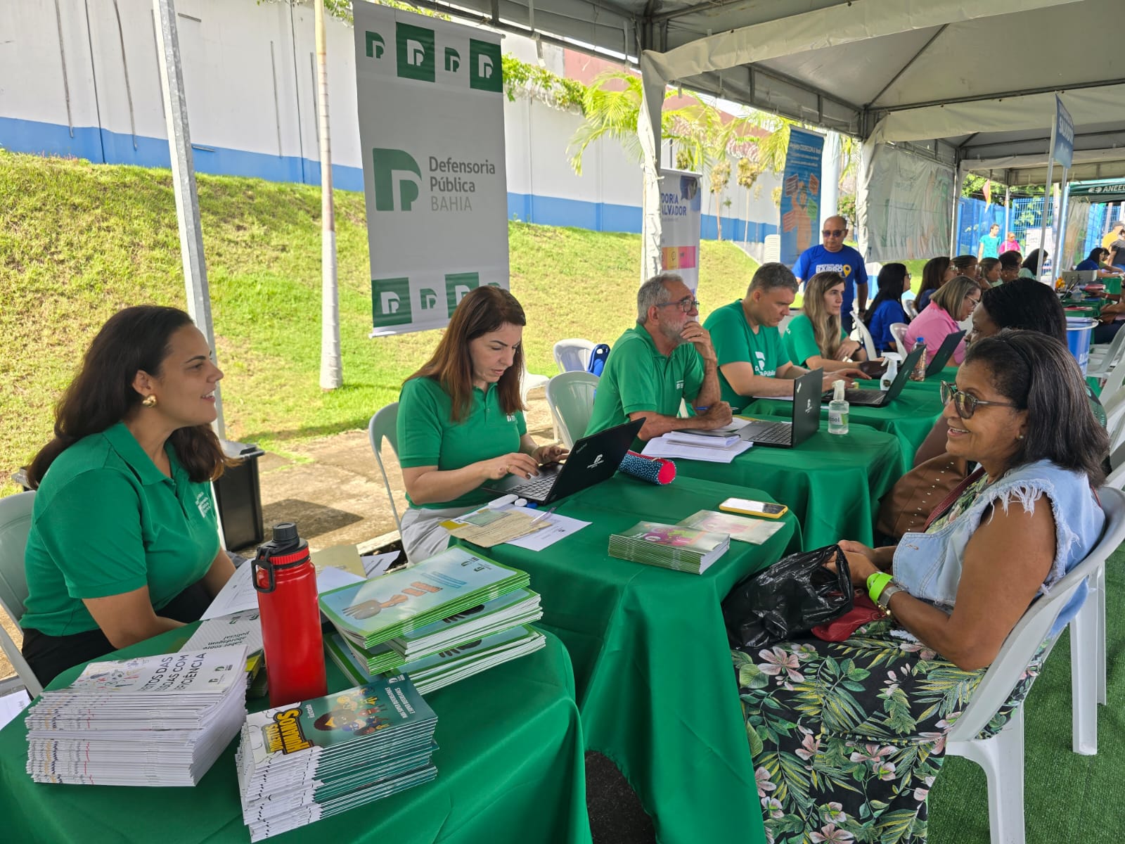 Defensoria leva orientação jurídica e educação em direitos para ação da Neoenergia em Pau da Lima