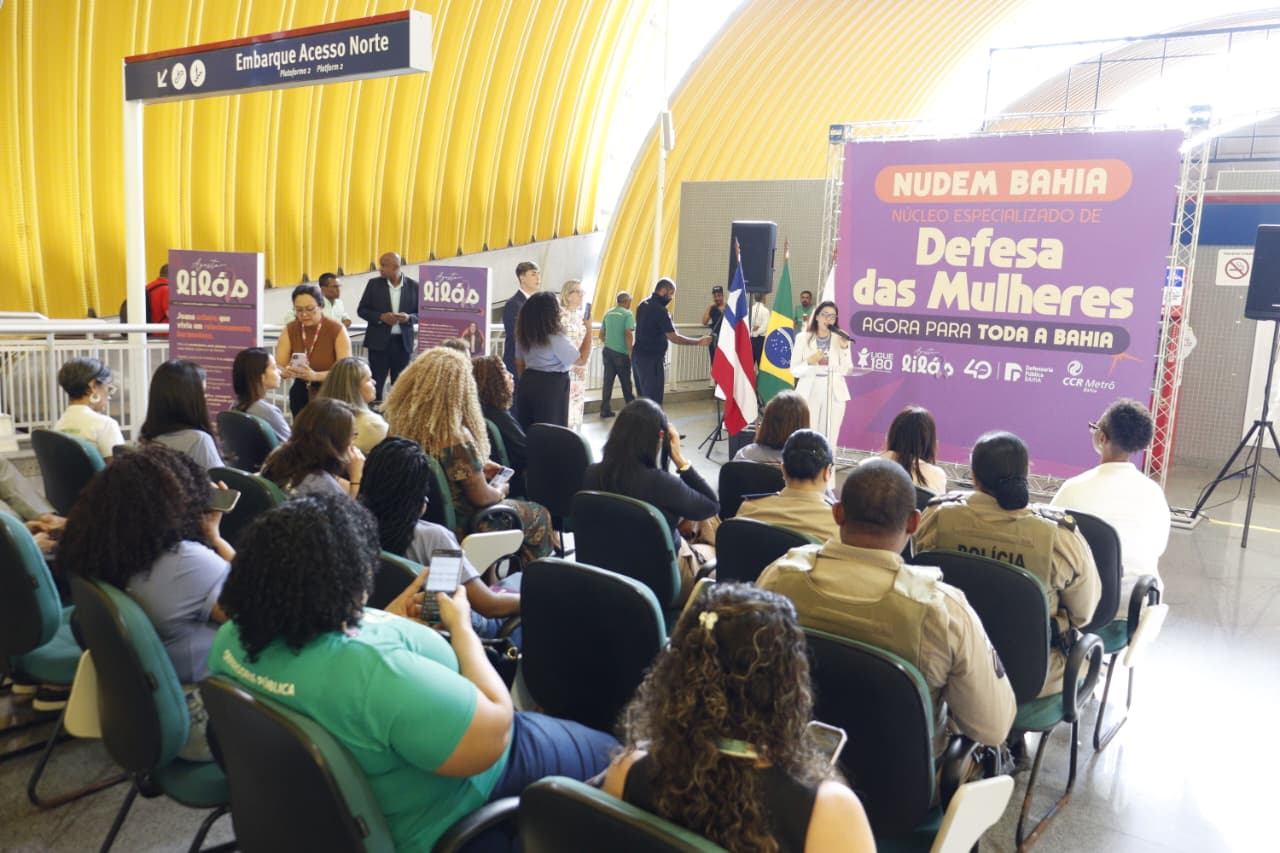 Agosto Lilás: DPE reforça combate à violência contra a mulher com ação no metrô de Salvador