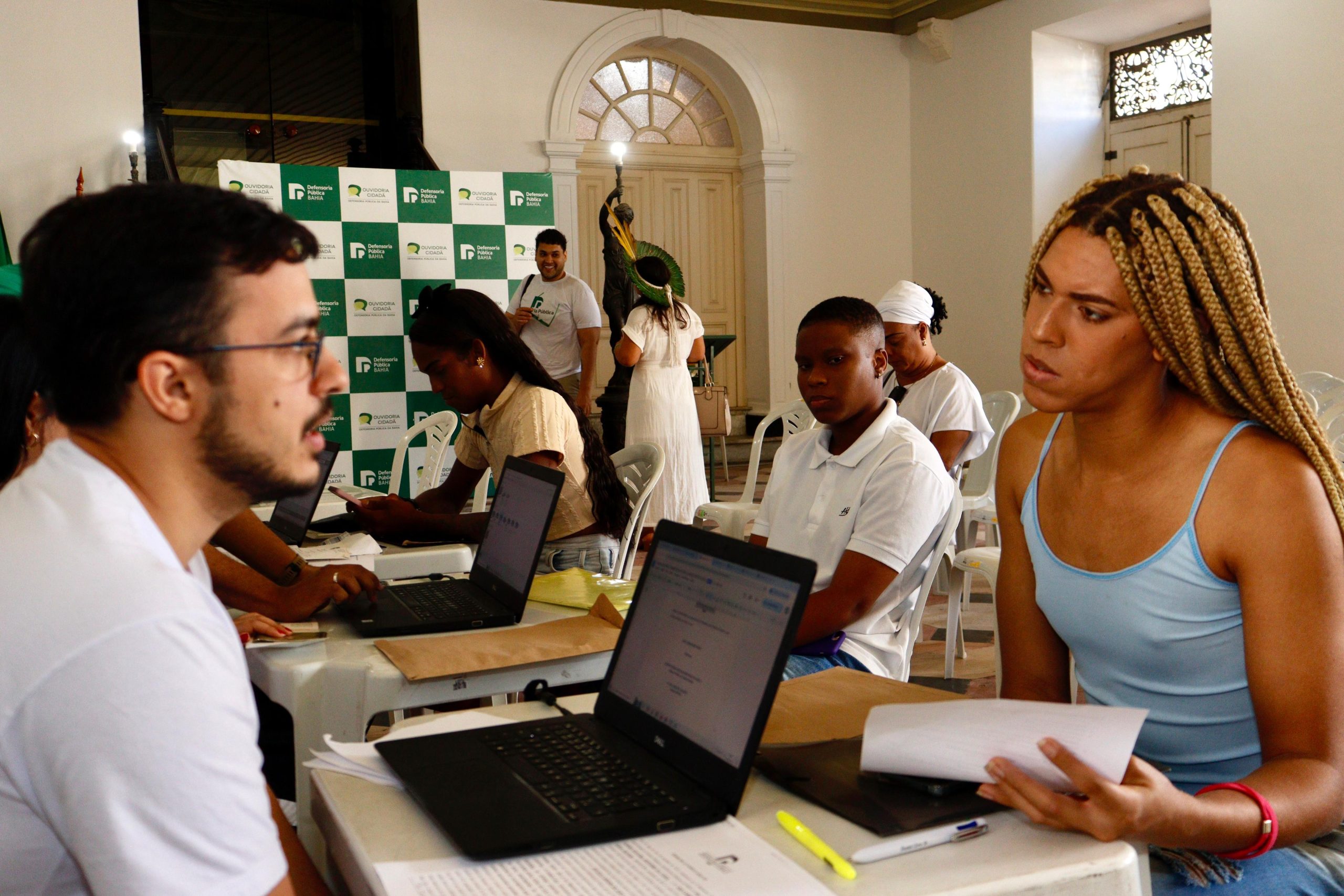 “Um sonho realizado”, mulher trans comemora adequação de nome e gênero em mutirão da Defensoria
