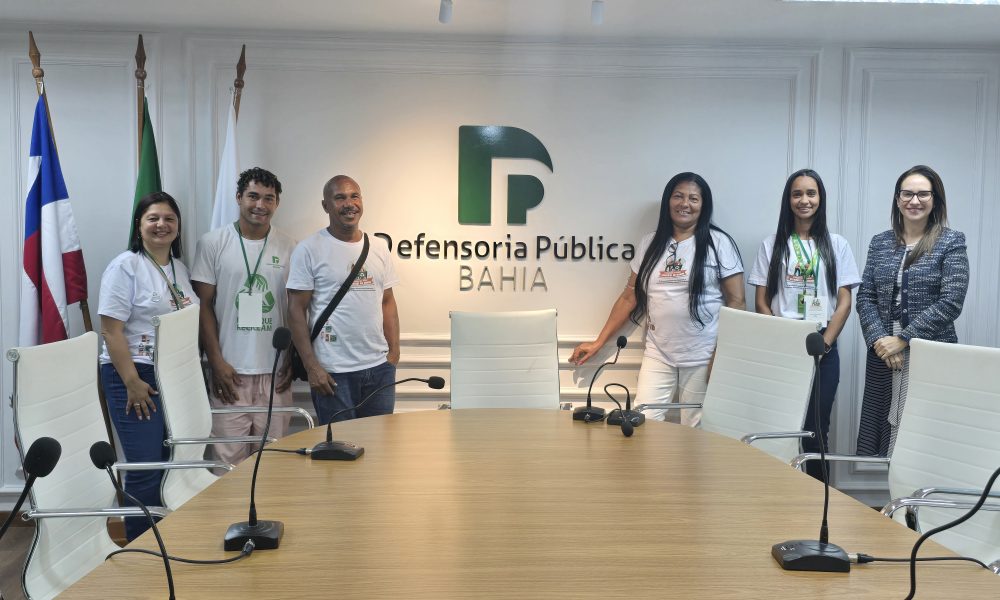 Representantes de associações e cooperativas de catadores(as) visitam sede da Defensoria, em Salvador