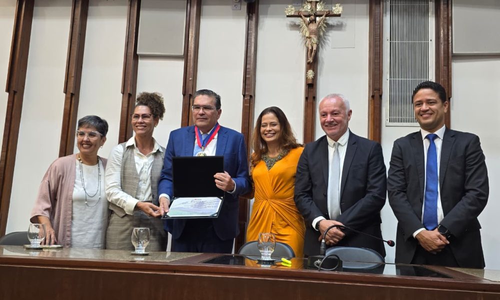 Comenda 2 de Julho ao procurador do Estado da Bahia Paulo Moreno