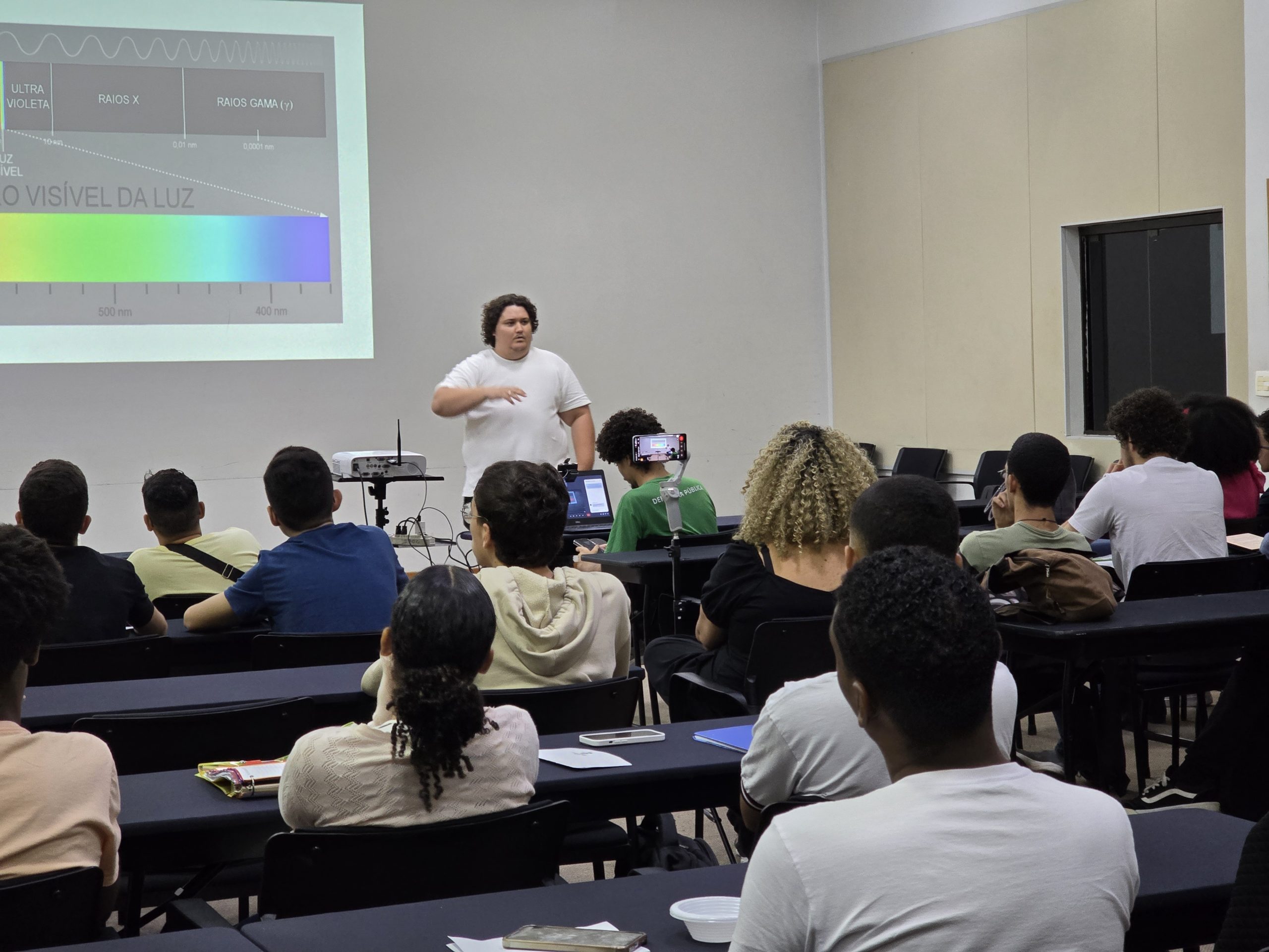 Estagiários(as) da Defensoria participam de revisão para o Enem